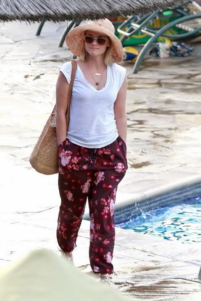 16P Reese Witherspoon bronceándose con un diminuto bikini rosa en su hotel de Hawái
