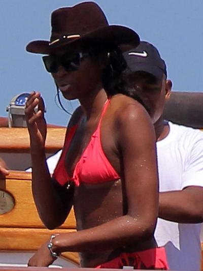 16P Naomi Campbell shows off her ass wearing a pink bikini on a yacht in Kenya