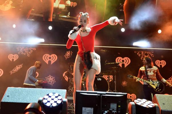 16P Miley Cyrus exibe caça-níqueis e bunda usando uma malha vermelha no palco no 93.3 FLZ'