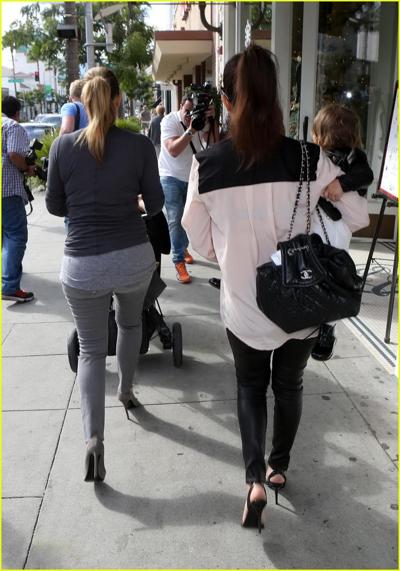 16P Kim Kardashian see through to bra while out shopping