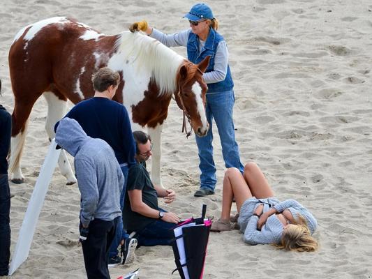 16P Kate Upton showing off her cleavage and ass on the set of a photoshoot in Malibu