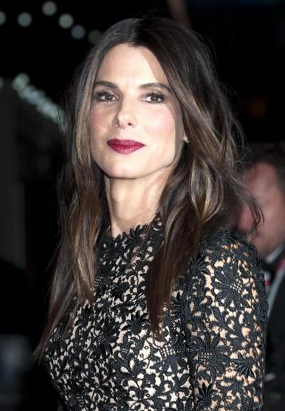 16P Sandra Bullock usando um minivestido de renda preta na exibição de 'Gravity' em Lon