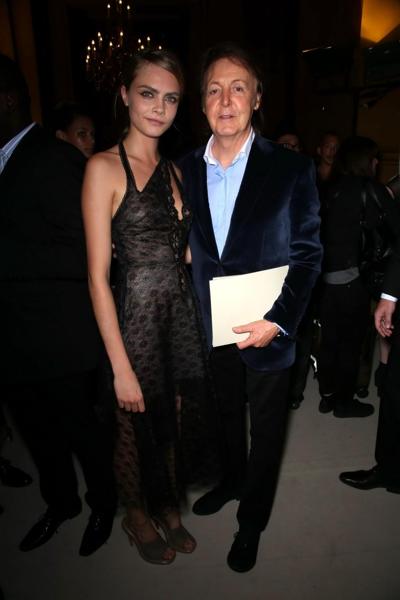 16P Cara Delevingne con un vestido transparente en el desfile de modas Stella McCartney PFW