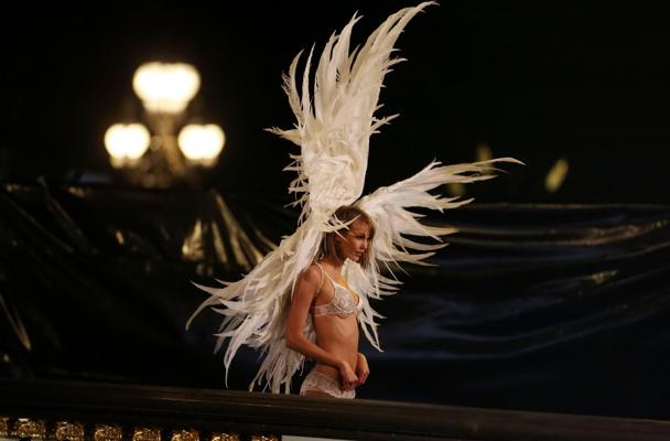 16P Der sexy Engel Karlie Kloss beim Dessous-Fotoshooting von Victoria's Secret in Paris