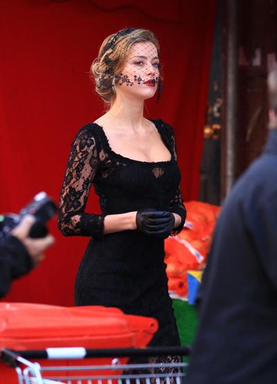 16P Die vollbusige Amber Heard trägt ein schwarzes Spitzenkleid am Set von „London Fields“ in London