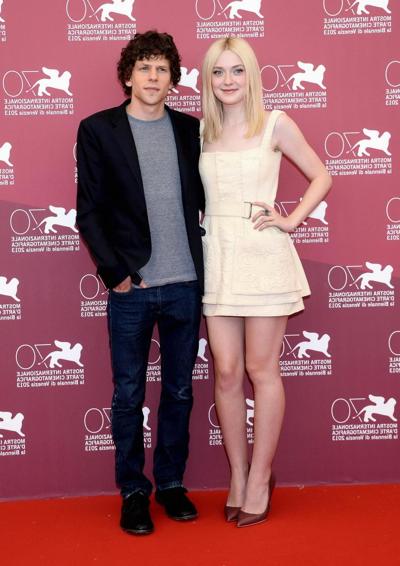 16P Dakota Fanning con piernas largas y minivestido en el 70º Festival de Cine de Venecia