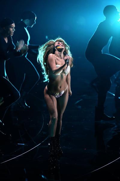 16P Lady Gaga zeigt beim MTV 2013 ihre Arschbrüste in einem knappen Muschelkostüm