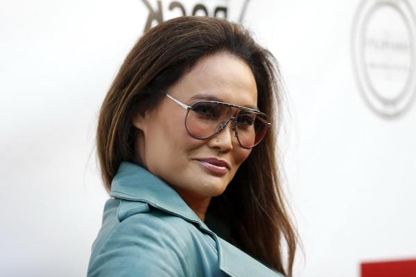 16P Tia Carrere montre un énorme décolleté dans une robe décolletée au "Gutshot Straight".
