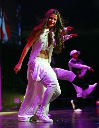 16P Selena Gomez showing off her belly  cleavage on stage in Vancouver