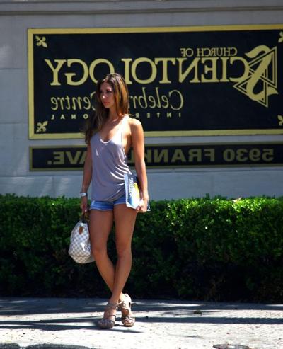 16P Leilani Dowding ohne BH in durchsichtigen Tanktop-Hotpants