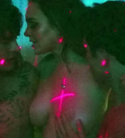 16P Die vollbusige Lindsay Lohan wird völlig nackt in „The Canyons“-Kappen genagelt
