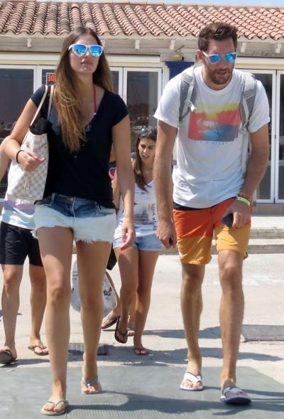 16P Helen Lindes exibindo seu corpo de biquíni em um iate em Ibiza