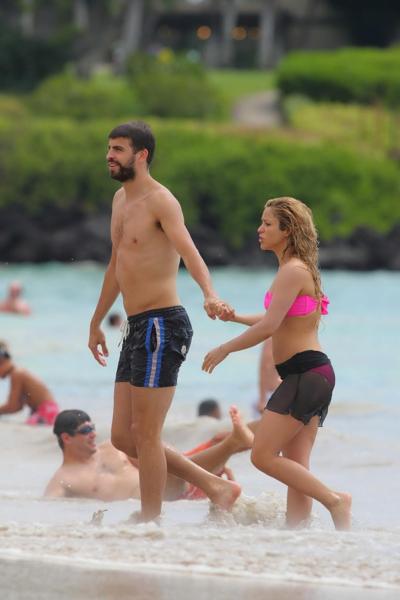 16P Shakira trägt im Urlaub auf Hawaii zwei Bikini-Sets am Strand