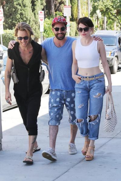 16P Rose McGowan flaunting her huge assets braless in white belly top and ripped jea