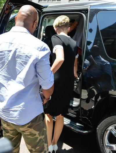 16P Miley Cyrus exhibe ses seins sans soutien-gorge dans une robe noire transparente à New York.