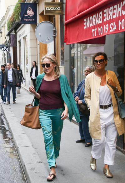 16P Sharon Stone präsentiert in Paris ihre riesigen Brüste in einem lilafarbenen, durchsichtigen Top