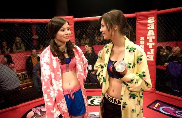 16P スポーツブラとショートパンツを着てヴィクトリア・ジャスティスとボクシングをするミランダ・コスグローブ