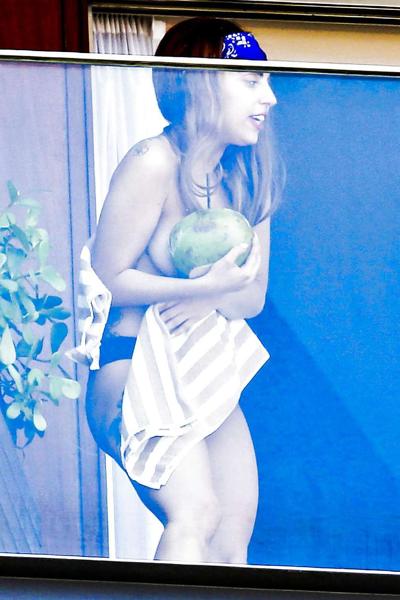 16P Lady Gaga montre son corps sexy et son joli cul en bikini au bord de la piscine.