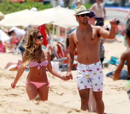 16P Jessie James busty wearing a tube bikini on a Hawaiian beach