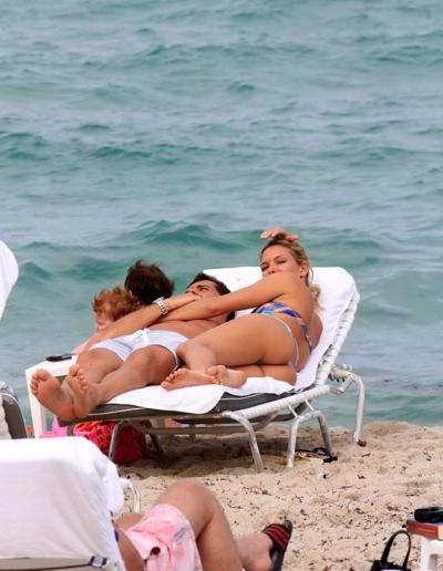 16P Sofia Zamolo in a thong bikini making out with her boyfriend in Miami Beach