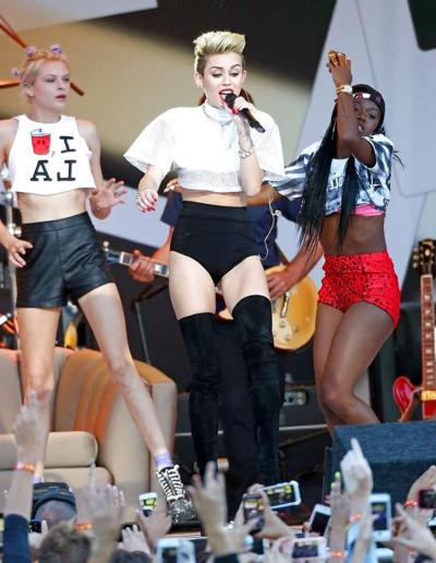 16P Miley Cyrus showing long legs and nice butt on stage
