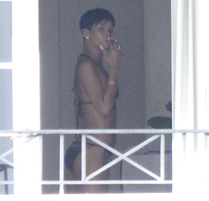 16P Rihanna showing sexy and hot body in bikini on pool