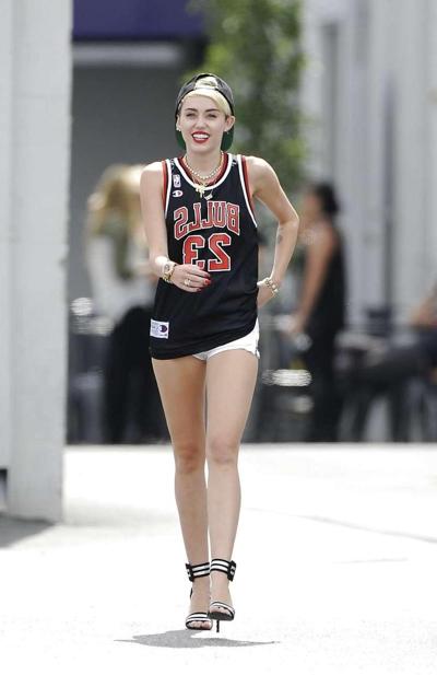 16P Miley Cyrus sieht sehr sexy aus und zeigt einen schönen Hintern