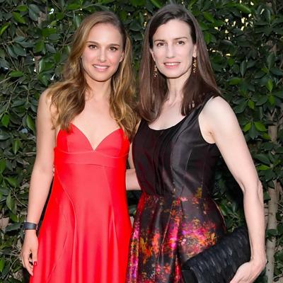 16P Natalie Portman montrant un grand décolleté dans une robe longue rouge vif au Los Ang 2013