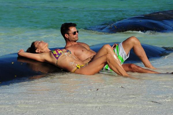16P Brooke Burke se mouille en bikini coloré et étriqué sur une plage mexicaine.