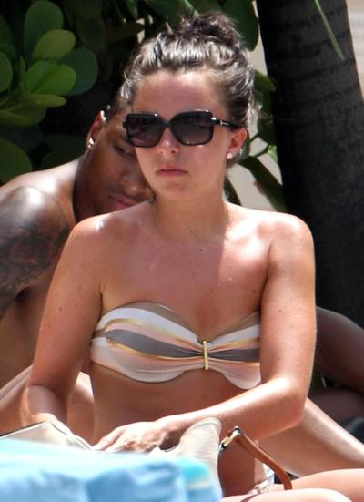 16P Louisa Lytton showing off her ass in bikini at the hotel pool in Miami