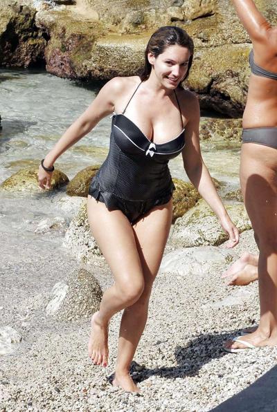 16P Kelly Brook exposing huge boobs and big ass in bikini