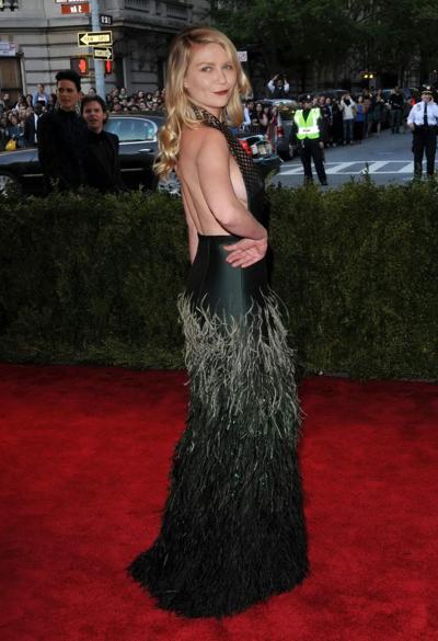 16P Die BH-lose Kirsten Dunst zeigt bei der Met Gala 2013 in New York einen seitlichen Dekolleté-Busen