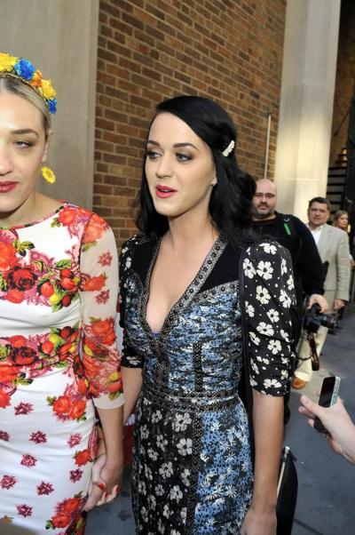 16P Katy Perry zeigt ein riesiges Dekolleté, als sie „Kinky Boots“ in NYC sieht