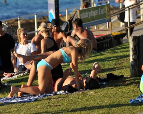 16P Samara Weaving in bikini petting with her boyfriend on Bondy Beach in Australia