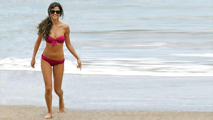 16P Selena Gomez exposing sexy body and hot ass in bikini
