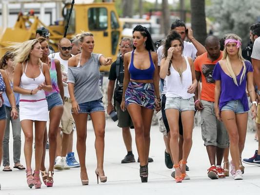 16P Nabilla Benattia montre un énorme décolleté sur le tournage de Miami