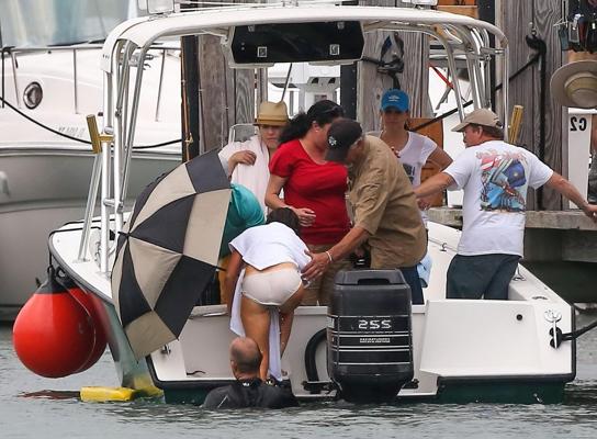 16P Isla Fisher exhibe ses fesses dans une culotte transparente mouillée sur le plateau de tournage de M.
