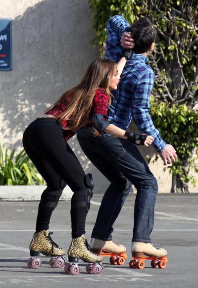 10P Sofia Vergara shows off her ass in tights while skating on the 'Modern Family' s