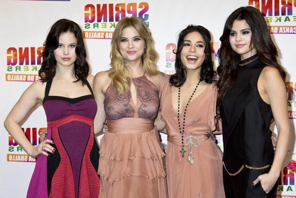 10P Selena Gomez sin sujetador con un top parcialmente transparente en el estreno en Roma de