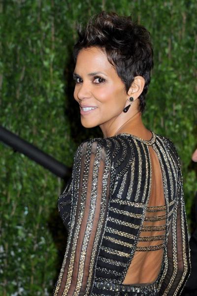 10P Die vollbusige Halle Berry zeigt ihr Dekolleté bei der 85. Oscar-Verleihung und bei der Vanity Fair-Oscar-Partie