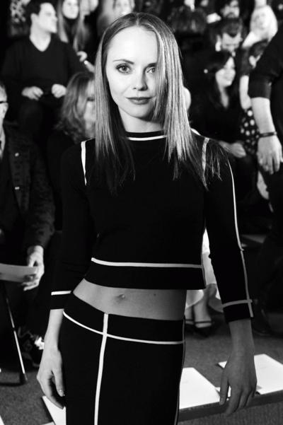 10P Christina Ricci dévoile son soutien-gorge au défilé Marc Jacobs à New York