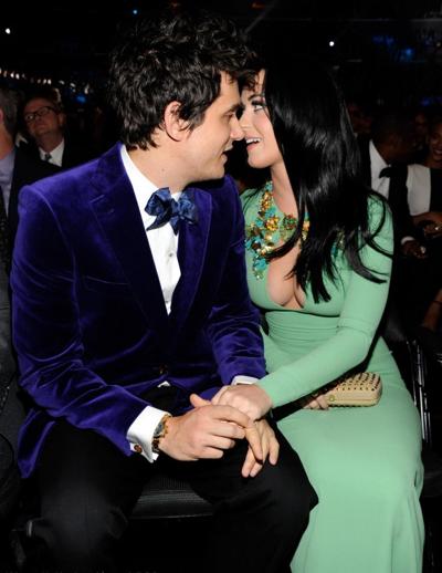 10P Katy Perry montrant un décolleté épique dans une robe verte moulante à la 55e cérémonie annuelle des Grammy Aw