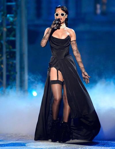 10P Rihanna exponiendo sus tetas y bragas con vestido transparente y medias