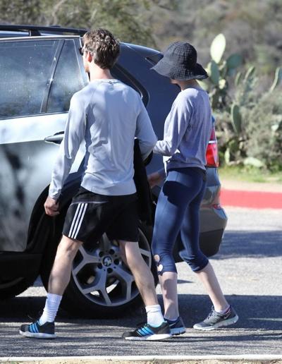 10P Anne Hathaway muestra su culo cameltoe en mallas para una caminata en Hollywood Hills
