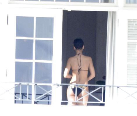 10P Rihanna showing her tits and bare ass while changing bikini