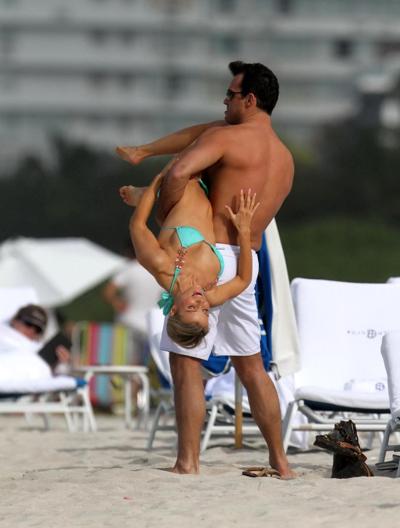 9P Joanna Krupa shows off her bikini body while playing arround with her boyfriend 
