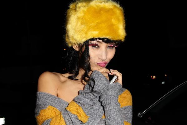 10P Bai Ling, sans soutien-gorge, porte une robe transparente en maille au Greystone Manor dans l'Ouest.