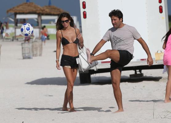 10P Claudia Galanti pussy lip slip while humping her hubby on a beach in Miami