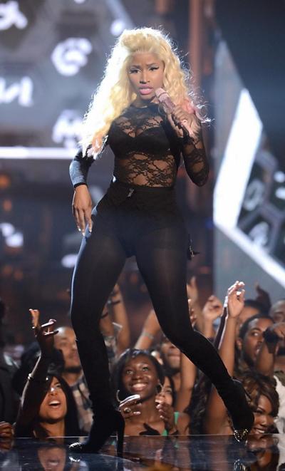 10P Nicki Minaj braless showing huge cleavage in tight black outfit at Webster Hall 