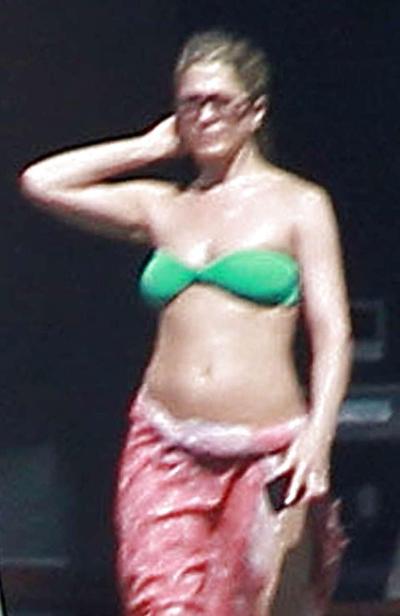 10P Jennifer Aniston exposing sexy body in bikini on pool
